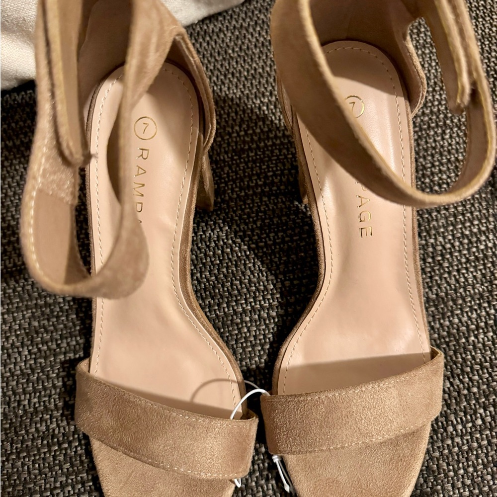 New women’s Size 7 heels - Picture 2 of 2